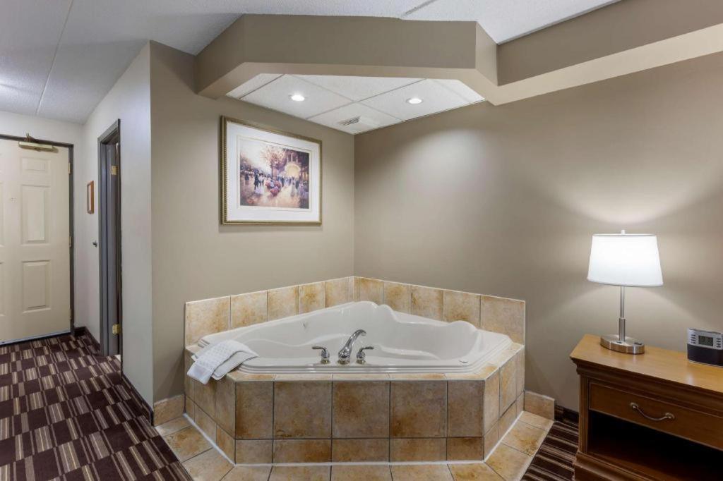 Best Western Plus Orillia Hotel Extérieur photo