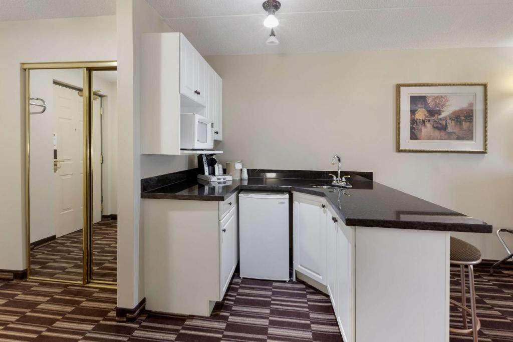 Best Western Plus Orillia Hotel Extérieur photo