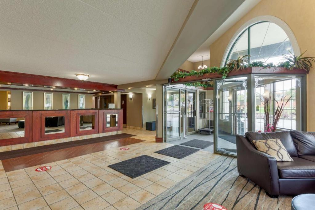 Best Western Plus Orillia Hotel Extérieur photo